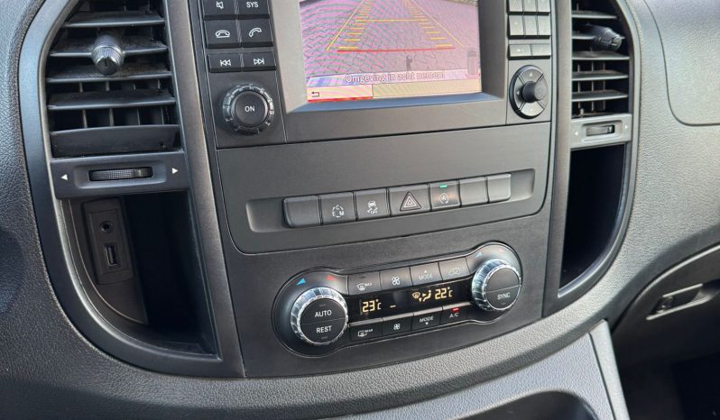 MERCEDES – BENZ VITO 119 CDI* AUTOMAAT * DUBBEL CABINE * VOL LEDER * BOM VOL * TREKHAAK * ACHTERUIT RIJ CAMERA * PARKEERHULP * GETINTE RUITEN * 225 PK * 5 ZITPLAATSEN * LED KOPLAMPEN * STOELVERWARMING * vol