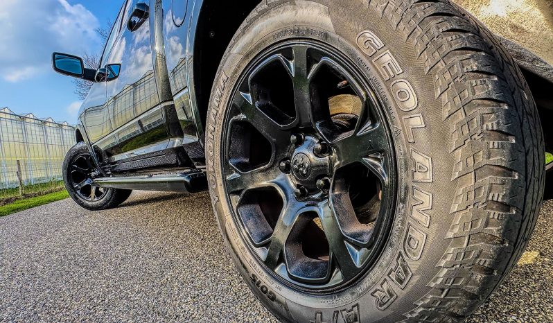 DODGE RAM 1500 5.7L V8 HEMI 4X4 401PK * LARAMIE * BLACK-OPPS * FULL OPTION * MAGNAFLOW UITLAATSYSTEEM * PPF SMOKE ROND OM * CUSTOM STRIPING * TOW HOOKS * AFSTAND START * LPG PRINS ONDERBOUW * APPLE CARPLAY * SCHUIFKANTELDAK * STOELVERKOELING * STOELVERWARMING * STUURVERWARMING * vol