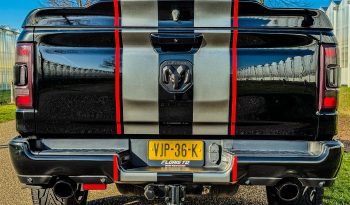 DODGE RAM 1500 5.7L HEMI V8 4X4 401PK * BLACK-OPPS * 22 INCH 4 – PLAY * HEAD-UP DISPLAY * DIGITALE BINNEN SPIEGEL CAMERA * OPEN UITLAATSYSTEEM * CUSTOM STRIPING * LPG PRINS 122 LITER * AFSTAND START * PPF SMOKE VERLICHTING ROND OM * GETINTE RUITEN * LANE ASSIST * BLIND SPORT RADAR IN SPIEGELS * vol
