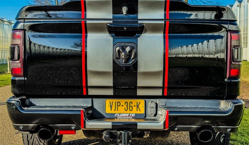 DODGE RAM 1500 5.7L HEMI V8 4X4 401PK * BLACK-OPPS * 22 INCH 4 – PLAY * HEAD-UP DISPLAY * DIGITALE BINNEN SPIEGEL CAMERA * OPEN UITLAATSYSTEEM * CUSTOM STRIPING * LPG PRINS 122 LITER * AFSTAND START * PPF SMOKE VERLICHTING ROND OM * GETINTE RUITEN * LANE ASSIST * BLIND SPORT RADAR IN SPIEGELS * vol