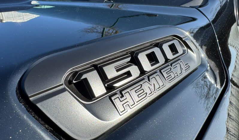 DODGE RAM 1500 5.7L HEMI V8 4X4 401PK * BLACK-OPPS * 22 INCH 4 – PLAY * HEAD-UP DISPLAY * DIGITALE BINNEN SPIEGEL CAMERA * OPEN UITLAATSYSTEEM * CUSTOM STRIPING * LPG PRINS 122 LITER * AFSTAND START * PPF SMOKE VERLICHTING ROND OM * GETINTE RUITEN * LANE ASSIST * BLIND SPORT RADAR IN SPIEGELS * vol