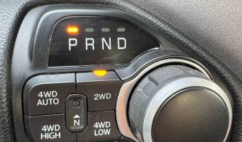 DODGE RAM 1500 5.7L HEMI V8 4X4 401PK * BLACK-OPPS * 22 INCH 4 – PLAY * HEAD-UP DISPLAY * DIGITALE BINNEN SPIEGEL CAMERA * OPEN UITLAATSYSTEEM * CUSTOM STRIPING * LPG PRINS 122 LITER * AFSTAND START * PPF SMOKE VERLICHTING ROND OM * GETINTE RUITEN * LANE ASSIST * BLIND SPORT RADAR IN SPIEGELS * vol