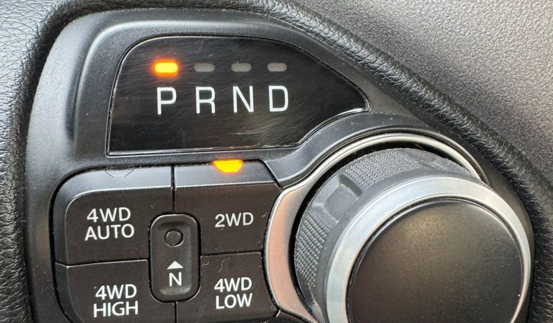 DODGE RAM 1500 5.7L HEMI V8 4X4 401PK * BLACK-OPPS * 22 INCH 4 – PLAY * HEAD-UP DISPLAY * DIGITALE BINNEN SPIEGEL CAMERA * OPEN UITLAATSYSTEEM * CUSTOM STRIPING * LPG PRINS 122 LITER * AFSTAND START * PPF SMOKE VERLICHTING ROND OM * GETINTE RUITEN * LANE ASSIST * BLIND SPORT RADAR IN SPIEGELS * vol