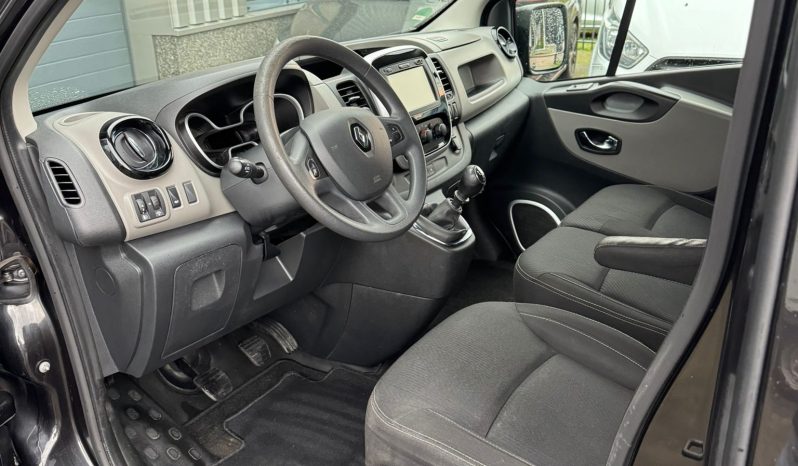 RENAULT TRAFIC 1.6 CDI 120 PK * 3 ZITPLAATSEN * ZWART * INRUIL * TREKHAAK 2.000 KG * KLAPDEUREN * AIRCO * CRUISE CONTROLE * ARMLIGGER * CENTRALE DEURVERGRENDELING * RADIO / CD * vol