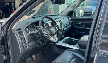 DODGE RAM 1500 5.7L V8 HEMI 4X4 401PK * LARAMIE * BLACK-OPPS * FULL OPTION * MAGNAFLOW UITLAATSYSTEEM * PPF SMOKE ROND OM * CUSTOM STRIPING * TOW HOOKS * AFSTAND START * LPG PRINS ONDERBOUW * APPLE CARPLAY * SCHUIFKANTELDAK * STOELVERKOELING * STOELVERWARMING * STUURVERWARMING * vol