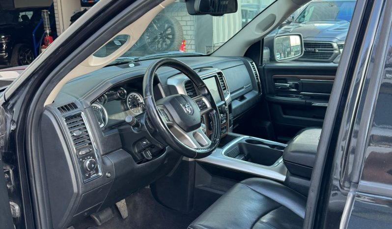 DODGE RAM 1500 5.7L V8 HEMI 4X4 401PK * LARAMIE * BLACK-OPPS * FULL OPTION * MAGNAFLOW UITLAATSYSTEEM * PPF SMOKE ROND OM * CUSTOM STRIPING * TOW HOOKS * AFSTAND START * LPG PRINS ONDERBOUW * APPLE CARPLAY * SCHUIFKANTELDAK * STOELVERKOELING * STOELVERWARMING * STUURVERWARMING * vol