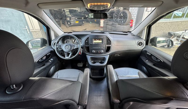 MERCEDES – BENZ VITO 119 CDI* AUTOMAAT * DUBBEL CABINE * VOL LEDER * BOM VOL * TREKHAAK * ACHTERUIT RIJ CAMERA * PARKEERHULP * GETINTE RUITEN * 225 PK * 5 ZITPLAATSEN * LED KOPLAMPEN * STOELVERWARMING * vol