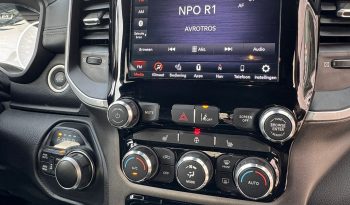 DODGE RAM 1500 5.7L HEMI V8 4X4 401PK * BLACK-OPPS * 22 INCH 4 – PLAY * HEAD-UP DISPLAY * DIGITALE BINNEN SPIEGEL CAMERA * OPEN UITLAATSYSTEEM * CUSTOM STRIPING * LPG PRINS 122 LITER * AFSTAND START * PPF SMOKE VERLICHTING ROND OM * GETINTE RUITEN * LANE ASSIST * BLIND SPORT RADAR IN SPIEGELS * vol
