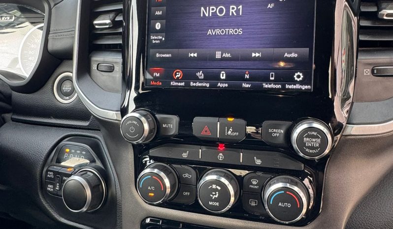DODGE RAM 1500 5.7L HEMI V8 4X4 401PK * BLACK-OPPS * 22 INCH 4 – PLAY * HEAD-UP DISPLAY * DIGITALE BINNEN SPIEGEL CAMERA * OPEN UITLAATSYSTEEM * CUSTOM STRIPING * LPG PRINS 122 LITER * AFSTAND START * PPF SMOKE VERLICHTING ROND OM * GETINTE RUITEN * LANE ASSIST * BLIND SPORT RADAR IN SPIEGELS * vol