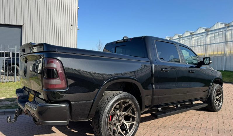 DODGE RAM 1500 5.7L HEMI V8 4X4 401PK * BLACK-OPPS * 22 INCH 4 – PLAY * HEAD-UP DISPLAY * DIGITALE BINNEN SPIEGEL CAMERA * OPEN UITLAATSYSTEEM * CUSTOM STRIPING * LPG PRINS 122 LITER * AFSTAND START * PPF SMOKE VERLICHTING ROND OM * GETINTE RUITEN * LANE ASSIST * BLIND SPORT RADAR IN SPIEGELS * vol