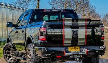 DODGE RAM 1500 5.7L HEMI V8 4X4 401PK * BLACK-OPPS * 22 INCH 4 – PLAY * HEAD-UP DISPLAY * DIGITALE BINNEN SPIEGEL CAMERA * OPEN UITLAATSYSTEEM * CUSTOM STRIPING * LPG PRINS 122 LITER * AFSTAND START * PPF SMOKE VERLICHTING ROND OM * GETINTE RUITEN * LANE ASSIST * BLIND SPORT RADAR IN SPIEGELS * vol