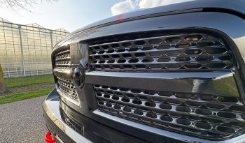 DODGE RAM 1500 5.7L V8 HEMI 4X4 401PK * LARAMIE * BLACK-OPPS * FULL OPTION * MAGNAFLOW UITLAATSYSTEEM * PPF SMOKE ROND OM * CUSTOM STRIPING * TOW HOOKS * AFSTAND START * LPG PRINS ONDERBOUW * APPLE CARPLAY * SCHUIFKANTELDAK * STOELVERKOELING * STOELVERWARMING * STUURVERWARMING * vol