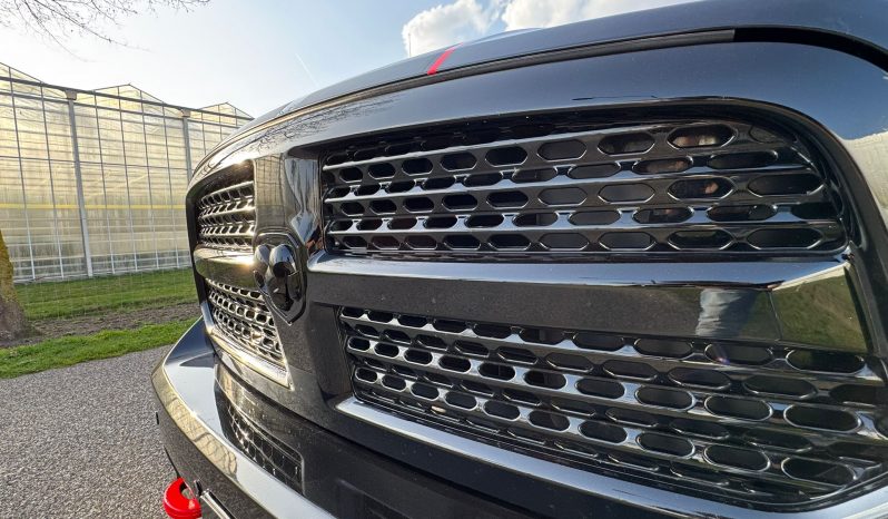 DODGE RAM 1500 5.7L V8 HEMI 4X4 401PK * LARAMIE * BLACK-OPPS * FULL OPTION * MAGNAFLOW UITLAATSYSTEEM * PPF SMOKE ROND OM * CUSTOM STRIPING * TOW HOOKS * AFSTAND START * LPG PRINS ONDERBOUW * APPLE CARPLAY * SCHUIFKANTELDAK * STOELVERKOELING * STOELVERWARMING * STUURVERWARMING * vol