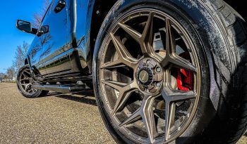 DODGE RAM 1500 5.7L HEMI V8 4X4 401PK * BLACK-OPPS * 22 INCH 4 – PLAY * HEAD-UP DISPLAY * DIGITALE BINNEN SPIEGEL CAMERA * OPEN UITLAATSYSTEEM * CUSTOM STRIPING * LPG PRINS 122 LITER * AFSTAND START * PPF SMOKE VERLICHTING ROND OM * GETINTE RUITEN * LANE ASSIST * BLIND SPORT RADAR IN SPIEGELS * vol