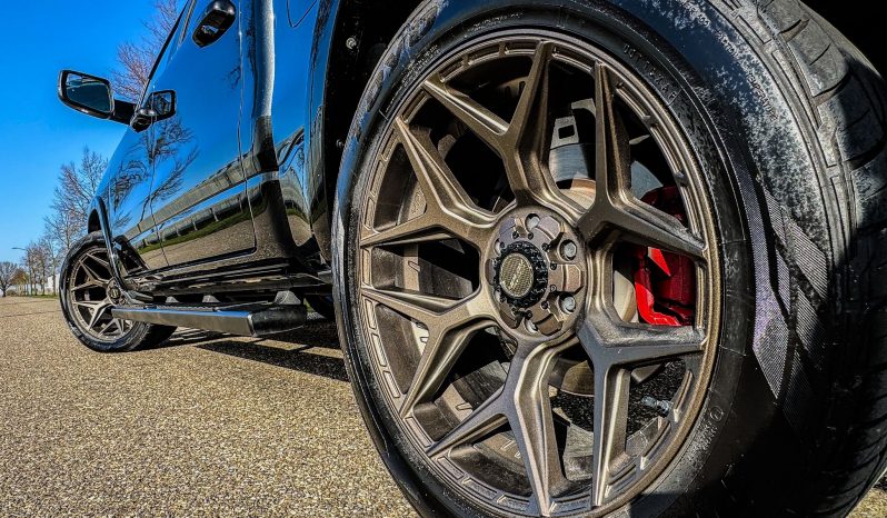 DODGE RAM 1500 5.7L HEMI V8 4X4 401PK * BLACK-OPPS * 22 INCH 4 – PLAY * HEAD-UP DISPLAY * DIGITALE BINNEN SPIEGEL CAMERA * OPEN UITLAATSYSTEEM * CUSTOM STRIPING * LPG PRINS 122 LITER * AFSTAND START * PPF SMOKE VERLICHTING ROND OM * GETINTE RUITEN * LANE ASSIST * BLIND SPORT RADAR IN SPIEGELS * vol