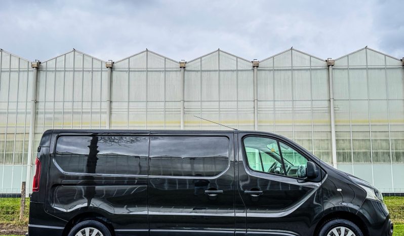 RENAULT TRAFIC 1.6 CDI 120 PK * 3 ZITPLAATSEN * ZWART * INRUIL * TREKHAAK 2.000 KG * KLAPDEUREN * AIRCO * CRUISE CONTROLE * ARMLIGGER * CENTRALE DEURVERGRENDELING * RADIO / CD * vol