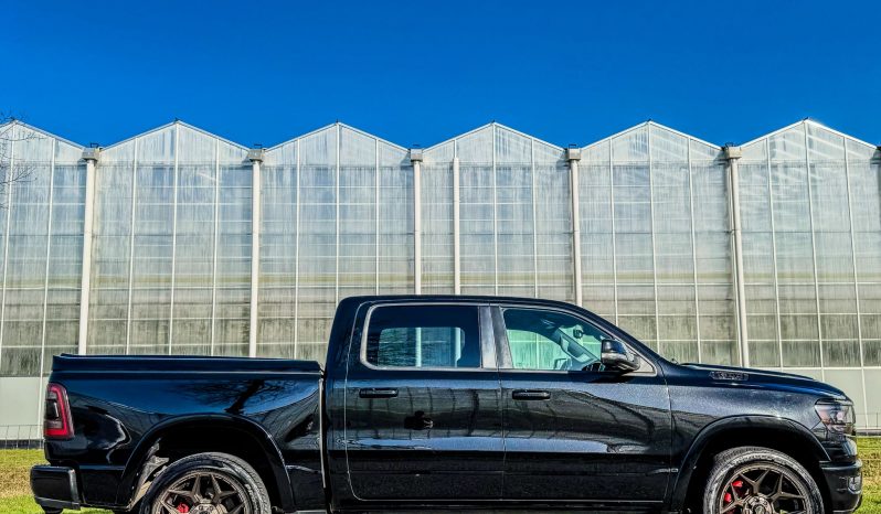DODGE RAM 1500 5.7L HEMI V8 4X4 401PK * BLACK-OPPS * 22 INCH 4 – PLAY * HEAD-UP DISPLAY * DIGITALE BINNEN SPIEGEL CAMERA * OPEN UITLAATSYSTEEM * CUSTOM STRIPING * LPG PRINS 122 LITER * AFSTAND START * PPF SMOKE VERLICHTING ROND OM * GETINTE RUITEN * LANE ASSIST * BLIND SPORT RADAR IN SPIEGELS * vol