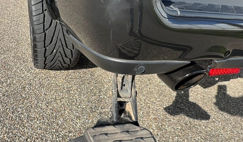 DODGE RAM 1500 5.7L HEMI V8 4X4 401PK * BLACK-OPPS * 22 INCH 4 – PLAY * HEAD-UP DISPLAY * DIGITALE BINNEN SPIEGEL CAMERA * OPEN UITLAATSYSTEEM * CUSTOM STRIPING * LPG PRINS 122 LITER * AFSTAND START * PPF SMOKE VERLICHTING ROND OM * GETINTE RUITEN * LANE ASSIST * BLIND SPORT RADAR IN SPIEGELS * vol