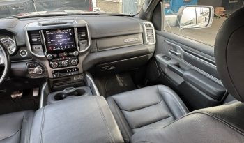 DODGE RAM 1500 5.7L HEMI V8 4X4 401PK * BLACK-OPPS * 22 INCH 4 – PLAY * HEAD-UP DISPLAY * DIGITALE BINNEN SPIEGEL CAMERA * OPEN UITLAATSYSTEEM * CUSTOM STRIPING * LPG PRINS 122 LITER * AFSTAND START * PPF SMOKE VERLICHTING ROND OM * GETINTE RUITEN * LANE ASSIST * BLIND SPORT RADAR IN SPIEGELS * vol