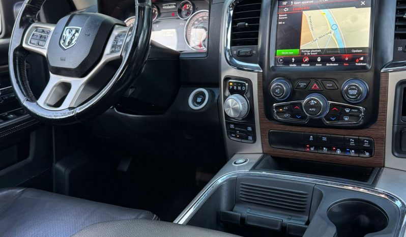 DODGE RAM 1500 5.7L V8 HEMI 4X4 401PK * LARAMIE * BLACK-OPPS * FULL OPTION * MAGNAFLOW UITLAATSYSTEEM * PPF SMOKE ROND OM * CUSTOM STRIPING * TOW HOOKS * AFSTAND START * LPG PRINS ONDERBOUW * APPLE CARPLAY * SCHUIFKANTELDAK * STOELVERKOELING * STOELVERWARMING * STUURVERWARMING * vol