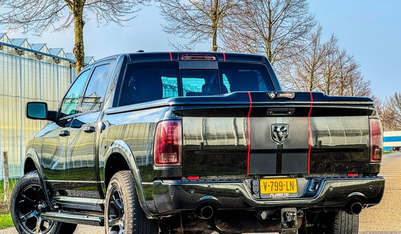 DODGE RAM 1500 5.7L V8 HEMI 4X4 401PK * LARAMIE * BLACK-OPPS * FULL OPTION * MAGNAFLOW UITLAATSYSTEEM * PPF SMOKE ROND OM * CUSTOM STRIPING * TOW HOOKS * AFSTAND START * LPG PRINS ONDERBOUW * APPLE CARPLAY * SCHUIFKANTELDAK * STOELVERKOELING * STOELVERWARMING * STUURVERWARMING * vol