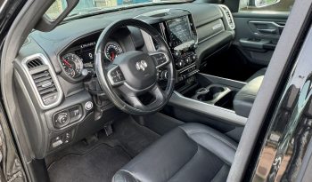 DODGE RAM 1500 5.7L HEMI V8 4X4 401PK * BLACK-OPPS * 22 INCH 4 – PLAY * HEAD-UP DISPLAY * DIGITALE BINNEN SPIEGEL CAMERA * OPEN UITLAATSYSTEEM * CUSTOM STRIPING * LPG PRINS 122 LITER * AFSTAND START * PPF SMOKE VERLICHTING ROND OM * GETINTE RUITEN * LANE ASSIST * BLIND SPORT RADAR IN SPIEGELS * vol