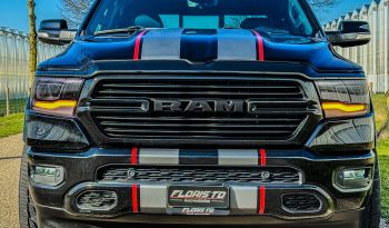 DODGE RAM 1500 5.7L HEMI V8 4X4 401PK * BLACK-OPPS * 22 INCH 4 – PLAY * HEAD-UP DISPLAY * DIGITALE BINNEN SPIEGEL CAMERA * OPEN UITLAATSYSTEEM * CUSTOM STRIPING * LPG PRINS 122 LITER * AFSTAND START * PPF SMOKE VERLICHTING ROND OM * GETINTE RUITEN * LANE ASSIST * BLIND SPORT RADAR IN SPIEGELS * vol