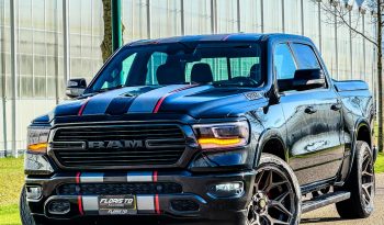 DODGE RAM 1500 5.7L HEMI V8 4X4 401PK * BLACK-OPPS * 22 INCH 4 – PLAY * HEAD-UP DISPLAY * DIGITALE BINNEN SPIEGEL CAMERA * OPEN UITLAATSYSTEEM * CUSTOM STRIPING * LPG PRINS 122 LITER * AFSTAND START * PPF SMOKE VERLICHTING ROND OM * GETINTE RUITEN * LANE ASSIST * BLIND SPORT RADAR IN SPIEGELS * vol