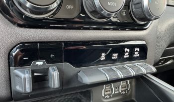 DODGE RAM 1500 5.7L HEMI V8 4X4 401PK * BLACK-OPPS * 22 INCH 4 – PLAY * HEAD-UP DISPLAY * DIGITALE BINNEN SPIEGEL CAMERA * OPEN UITLAATSYSTEEM * CUSTOM STRIPING * LPG PRINS 122 LITER * AFSTAND START * PPF SMOKE VERLICHTING ROND OM * GETINTE RUITEN * LANE ASSIST * BLIND SPORT RADAR IN SPIEGELS * vol