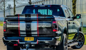 DODGE RAM 1500 5.7L HEMI V8 4X4 401PK * BLACK-OPPS * 22 INCH 4 – PLAY * HEAD-UP DISPLAY * DIGITALE BINNEN SPIEGEL CAMERA * OPEN UITLAATSYSTEEM * CUSTOM STRIPING * LPG PRINS 122 LITER * AFSTAND START * PPF SMOKE VERLICHTING ROND OM * GETINTE RUITEN * LANE ASSIST * BLIND SPORT RADAR IN SPIEGELS * vol
