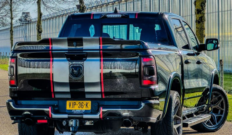 DODGE RAM 1500 5.7L HEMI V8 4X4 401PK * BLACK-OPPS * 22 INCH 4 – PLAY * HEAD-UP DISPLAY * DIGITALE BINNEN SPIEGEL CAMERA * OPEN UITLAATSYSTEEM * CUSTOM STRIPING * LPG PRINS 122 LITER * AFSTAND START * PPF SMOKE VERLICHTING ROND OM * GETINTE RUITEN * LANE ASSIST * BLIND SPORT RADAR IN SPIEGELS * vol