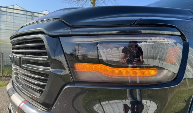 DODGE RAM 1500 5.7L HEMI V8 4X4 401PK * BLACK-OPPS * 22 INCH 4 – PLAY * HEAD-UP DISPLAY * DIGITALE BINNEN SPIEGEL CAMERA * OPEN UITLAATSYSTEEM * CUSTOM STRIPING * LPG PRINS 122 LITER * AFSTAND START * PPF SMOKE VERLICHTING ROND OM * GETINTE RUITEN * LANE ASSIST * BLIND SPORT RADAR IN SPIEGELS * vol