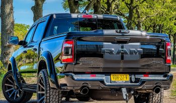 DODGE RAM 1500 5.7L HEMI V8 4X4 401PK * LARAMIE * SPORT * BLACK-OPPS * WIDE BODY * BOM VOL * PERFORMANCE UITLAAT SYSTEEM * TRX GRILL * ELEKTRISCHE TREEPLANKEN * AFSTAND START * CUSTOM STRIPING * GROOT SCHERM * PANORAMADAK * LPG 122 LITER PRINS * vol