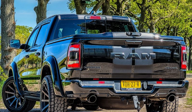 DODGE RAM 1500 5.7L HEMI V8 4X4 401PK * LARAMIE * SPORT * BLACK-OPPS * WIDE BODY * BOM VOL * PERFORMANCE UITLAAT SYSTEEM * TRX GRILL * ELEKTRISCHE TREEPLANKEN * AFSTAND START * CUSTOM STRIPING * GROOT SCHERM * PANORAMADAK * LPG 122 LITER PRINS * vol