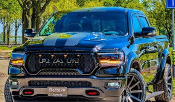 DODGE RAM 1500 5.7L HEMI V8 4X4 401PK * LARAMIE * SPORT * BLACK-OPPS * WIDE BODY * BOM VOL * PERFORMANCE UITLAAT SYSTEEM * TRX GRILL * ELEKTRISCHE TREEPLANKEN * AFSTAND START * CUSTOM STRIPING * GROOT SCHERM * PANORAMADAK * LPG 122 LITER PRINS * vol