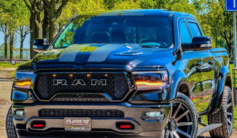 DODGE RAM 1500 5.7L HEMI V8 4X4 401PK * LARAMIE * SPORT * BLACK-OPPS * WIDE BODY * BOM VOL * PERFORMANCE UITLAAT SYSTEEM * TRX GRILL * ELEKTRISCHE TREEPLANKEN * AFSTAND START * CUSTOM STRIPING * GROOT SCHERM * PANORAMADAK * LPG 122 LITER PRINS * vol