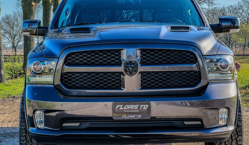 DODGE RAM 1500 5.7L HEMI 4X4 401PK V8 SPORT * FULL OPTION * LAGE BIJTELLING * 22 INCH 4 – PLAY LICHTMETALEN SPORTVELGEN * BLACK-OPPS * LUCHTVERING * MAGNAFLOW UITLAATSYSTEEM * AFSTAND START * SCHUIFKANTELDAK * R/T GRILL * TREKHAAK 3500 KG * 200 LITER PRINS LPG – G3 * vol