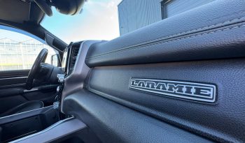 DODGE RAM 1500 5.7L HEMI V8 4X4 401PK * LARAMIE * SPORT * BLACK-OPPS * WIDE BODY * BOM VOL * PERFORMANCE UITLAAT SYSTEEM * TRX GRILL * ELEKTRISCHE TREEPLANKEN * AFSTAND START * CUSTOM STRIPING * GROOT SCHERM * PANORAMADAK * LPG 122 LITER PRINS * vol