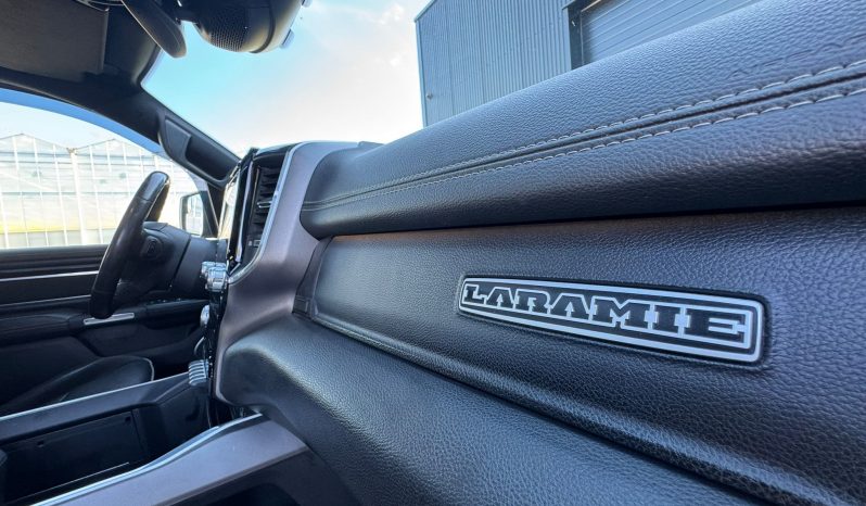 DODGE RAM 1500 5.7L HEMI V8 4X4 401PK * LARAMIE * SPORT * BLACK-OPPS * WIDE BODY * BOM VOL * PERFORMANCE UITLAAT SYSTEEM * TRX GRILL * ELEKTRISCHE TREEPLANKEN * AFSTAND START * CUSTOM STRIPING * GROOT SCHERM * PANORAMADAK * LPG 122 LITER PRINS * vol