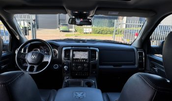 DODGE RAM 1500 5.7L HEMI 4X4 401PK V8 SPORT * FULL OPTION * LAGE BIJTELLING * 22 INCH 4 – PLAY LICHTMETALEN SPORTVELGEN * BLACK-OPPS * LUCHTVERING * MAGNAFLOW UITLAATSYSTEEM * AFSTAND START * SCHUIFKANTELDAK * R/T GRILL * TREKHAAK 3500 KG * 200 LITER PRINS LPG – G3 * vol