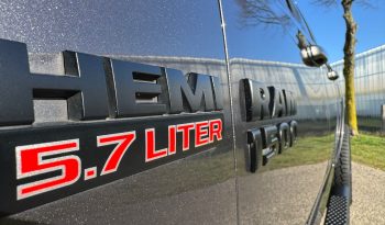 DODGE RAM 1500 5.7L HEMI 4X4 401PK V8 SPORT * FULL OPTION * LAGE BIJTELLING * 22 INCH 4 – PLAY LICHTMETALEN SPORTVELGEN * BLACK-OPPS * LUCHTVERING * MAGNAFLOW UITLAATSYSTEEM * AFSTAND START * SCHUIFKANTELDAK * R/T GRILL * TREKHAAK 3500 KG * 200 LITER PRINS LPG – G3 * vol