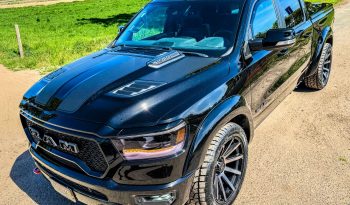 DODGE RAM 1500 5.7L HEMI V8 4X4 401PK * LARAMIE * SPORT * BLACK-OPPS * WIDE BODY * BOM VOL * PERFORMANCE UITLAAT SYSTEEM * TRX GRILL * ELEKTRISCHE TREEPLANKEN * AFSTAND START * CUSTOM STRIPING * GROOT SCHERM * PANORAMADAK * LPG 122 LITER PRINS * vol