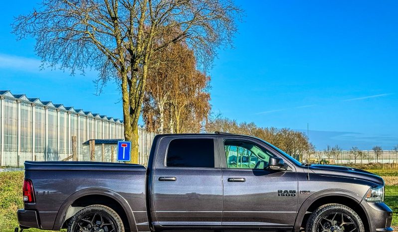 DODGE RAM 1500 5.7L HEMI 4X4 401PK V8 SPORT * FULL OPTION * LAGE BIJTELLING * 22 INCH 4 – PLAY LICHTMETALEN SPORTVELGEN * BLACK-OPPS * LUCHTVERING * MAGNAFLOW UITLAATSYSTEEM * AFSTAND START * SCHUIFKANTELDAK * R/T GRILL * TREKHAAK 3500 KG * 200 LITER PRINS LPG – G3 * vol