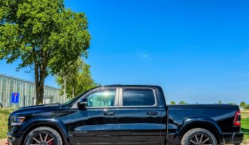 DODGE RAM 1500 5.7L HEMI V8 4X4 401PK * LARAMIE * SPORT * BLACK-OPPS * WIDE BODY * BOM VOL * PERFORMANCE UITLAAT SYSTEEM * TRX GRILL * ELEKTRISCHE TREEPLANKEN * AFSTAND START * CUSTOM STRIPING * GROOT SCHERM * PANORAMADAK * LPG 122 LITER PRINS * vol