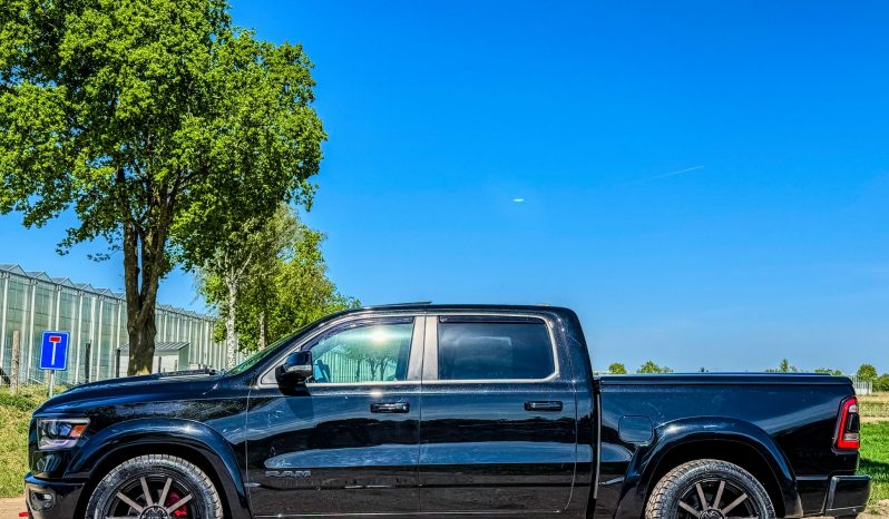 DODGE RAM 1500 5.7L HEMI V8 4X4 401PK * LARAMIE * SPORT * BLACK-OPPS * WIDE BODY * BOM VOL * PERFORMANCE UITLAAT SYSTEEM * TRX GRILL * ELEKTRISCHE TREEPLANKEN * AFSTAND START * CUSTOM STRIPING * GROOT SCHERM * PANORAMADAK * LPG 122 LITER PRINS * vol