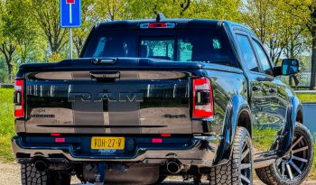 DODGE RAM 1500 5.7L HEMI V8 4X4 401PK * LARAMIE * SPORT * BLACK-OPPS * WIDE BODY * BOM VOL * PERFORMANCE UITLAAT SYSTEEM * TRX GRILL * ELEKTRISCHE TREEPLANKEN * AFSTAND START * CUSTOM STRIPING * GROOT SCHERM * PANORAMADAK * LPG 122 LITER PRINS * vol