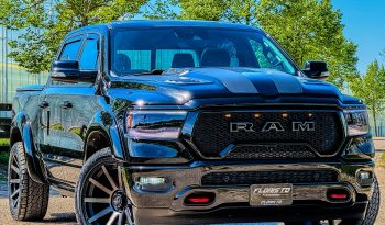 DODGE RAM 1500 5.7L HEMI V8 4X4 401PK * LARAMIE * SPORT * BLACK-OPPS * WIDE BODY * BOM VOL * PERFORMANCE UITLAAT SYSTEEM * TRX GRILL * ELEKTRISCHE TREEPLANKEN * AFSTAND START * CUSTOM STRIPING * GROOT SCHERM * PANORAMADAK * LPG 122 LITER PRINS * vol