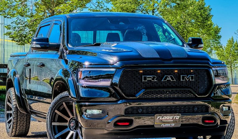 DODGE RAM 1500 5.7L HEMI V8 4X4 401PK * LARAMIE * SPORT * BLACK-OPPS * WIDE BODY * BOM VOL * PERFORMANCE UITLAAT SYSTEEM * TRX GRILL * ELEKTRISCHE TREEPLANKEN * AFSTAND START * CUSTOM STRIPING * GROOT SCHERM * PANORAMADAK * LPG 122 LITER PRINS * vol