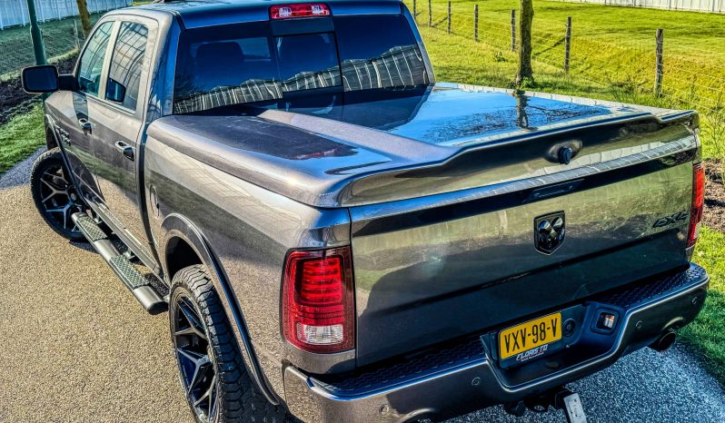 DODGE RAM 1500 5.7L HEMI 4X4 401PK V8 SPORT * FULL OPTION * LAGE BIJTELLING * 22 INCH 4 – PLAY LICHTMETALEN SPORTVELGEN * BLACK-OPPS * LUCHTVERING * MAGNAFLOW UITLAATSYSTEEM * AFSTAND START * SCHUIFKANTELDAK * R/T GRILL * TREKHAAK 3500 KG * 200 LITER PRINS LPG – G3 * vol
