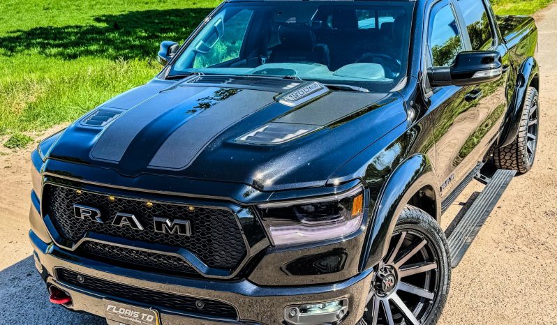 DODGE RAM 1500 5.7L HEMI V8 4X4 401PK * LARAMIE * SPORT * BLACK-OPPS * WIDE BODY * BOM VOL * PERFORMANCE UITLAAT SYSTEEM * TRX GRILL * ELEKTRISCHE TREEPLANKEN * AFSTAND START * CUSTOM STRIPING * GROOT SCHERM * PANORAMADAK * LPG 122 LITER PRINS * vol